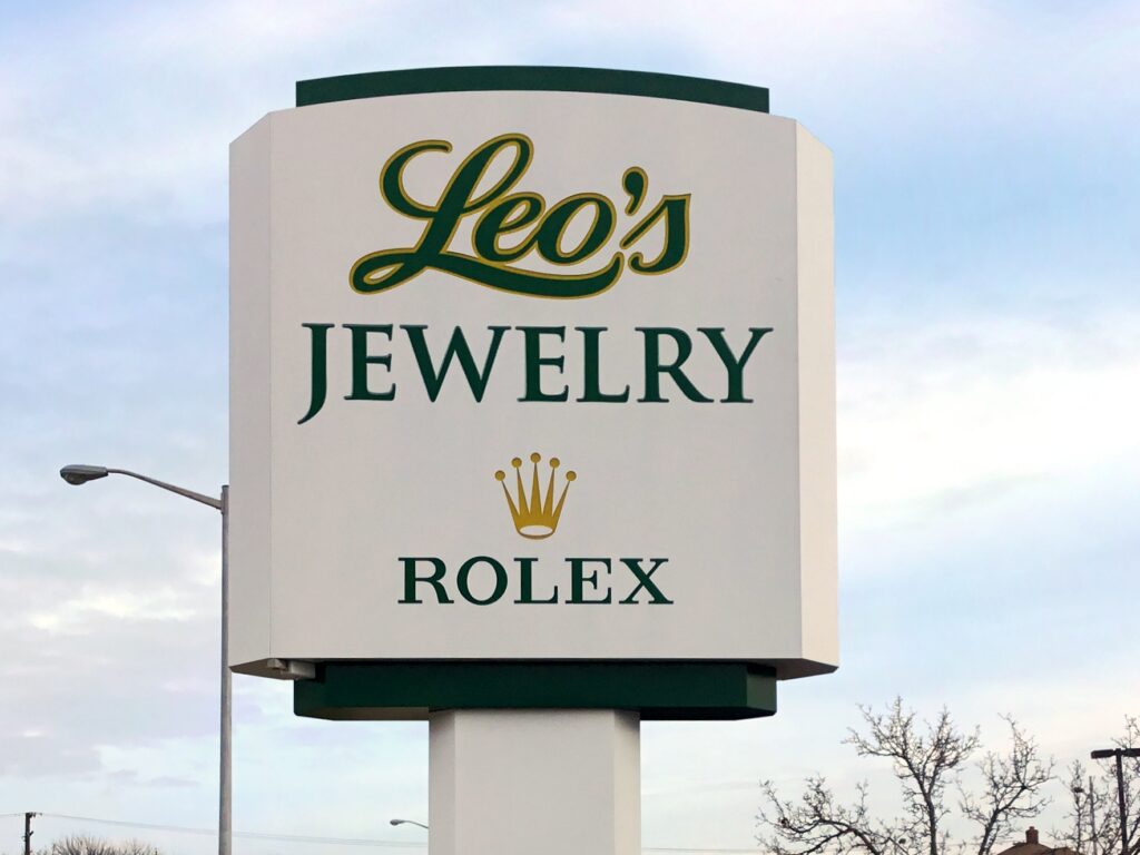 Leo's Jewelry pylon sign in Wayne, MI